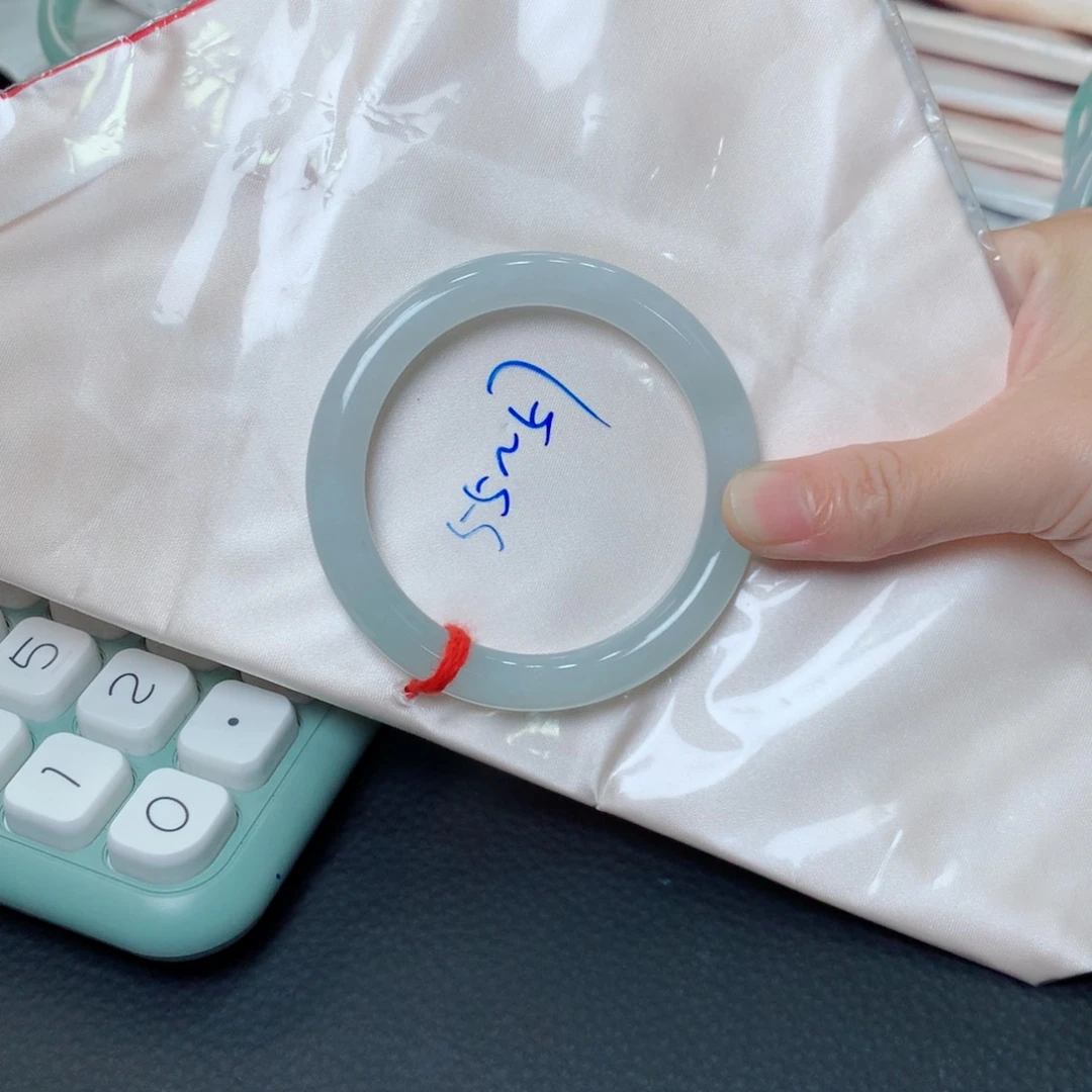 翡翠手镯未镶嵌翡翠