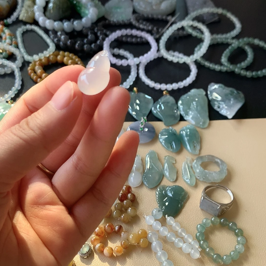 翡翠未镶嵌颈饰葫芦