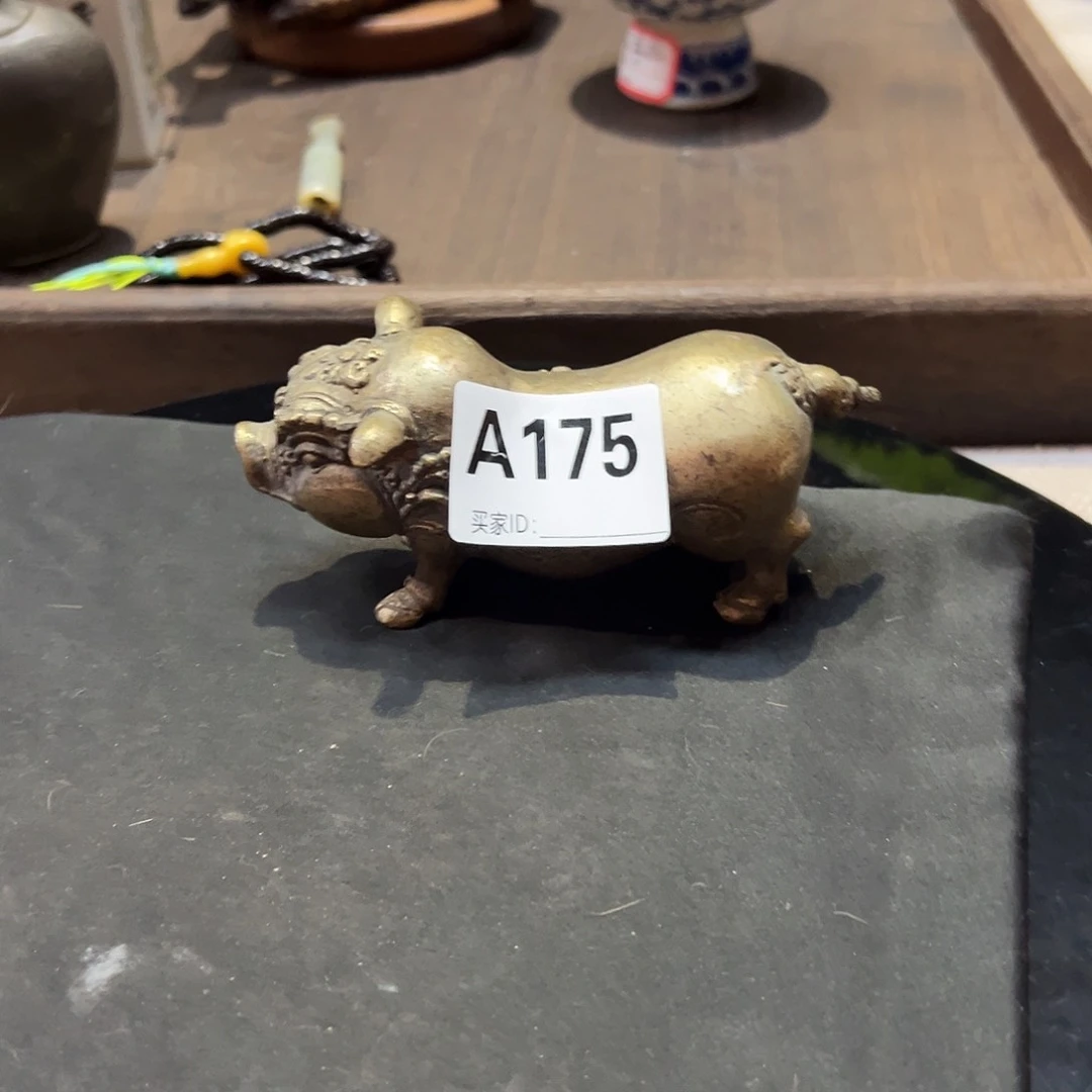 罐如*编号175小猪摆件一个