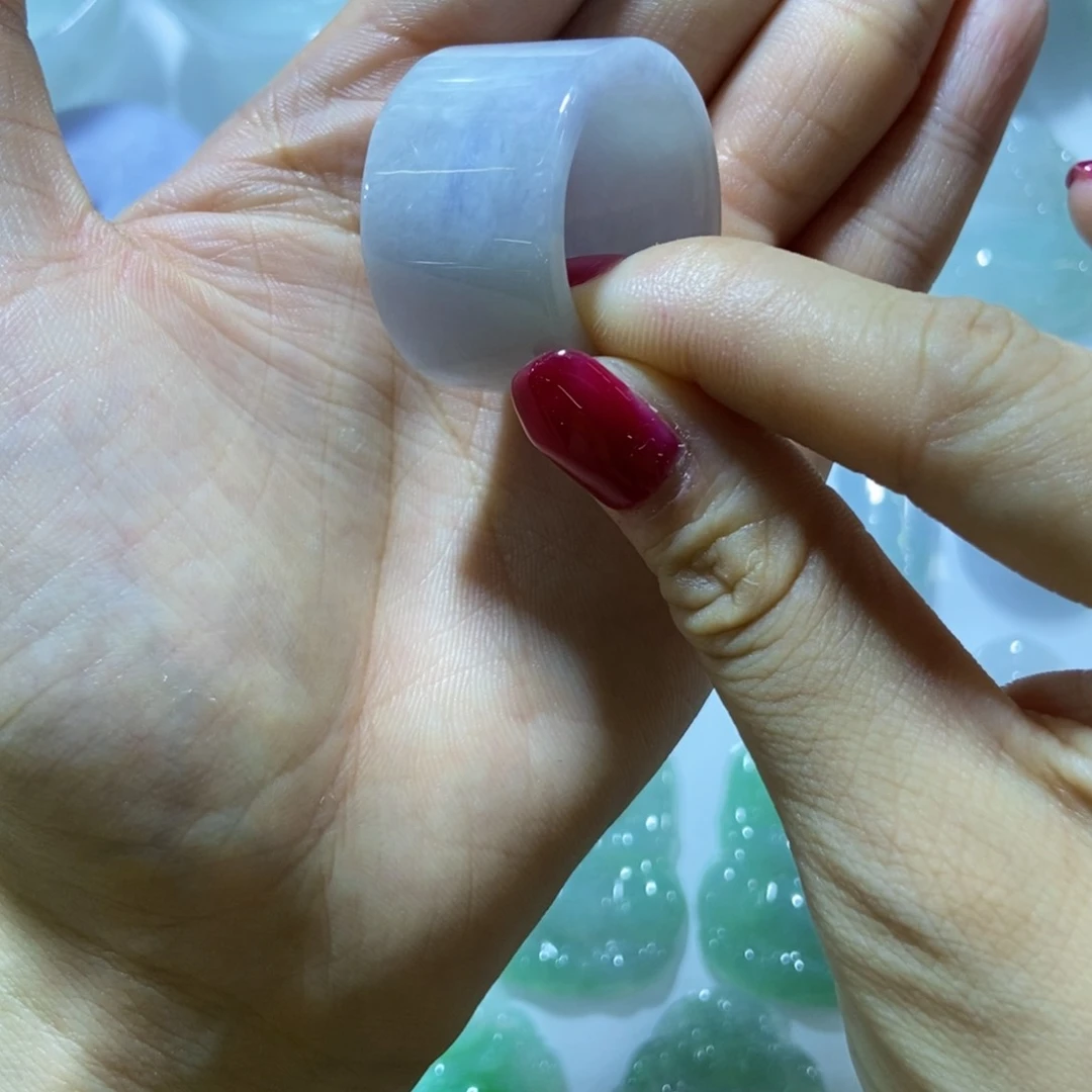 翡翠挂件未镶嵌成*好看的翡翠扳指