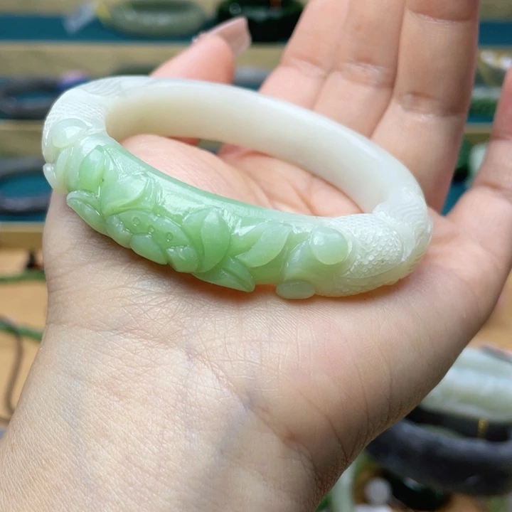 和田玉手镯56圈口。编号49未镶嵌