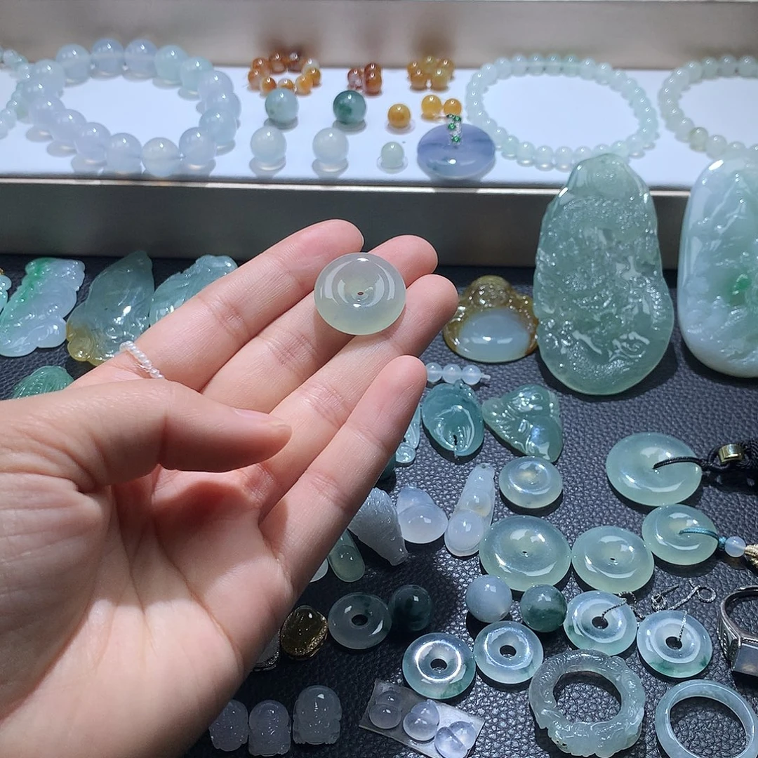 翡翠未镶嵌颈饰平安扣