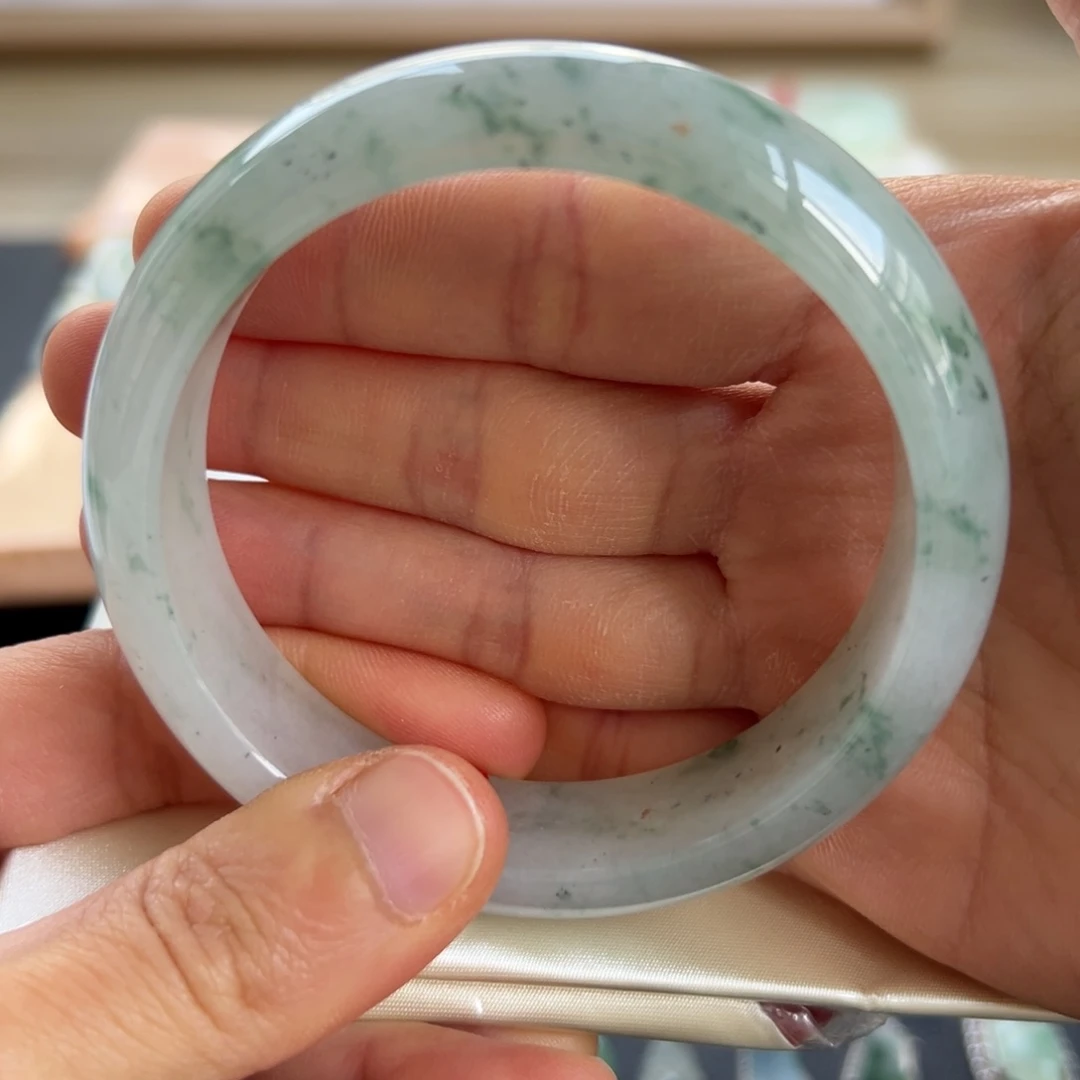 翡翠手镯未镶嵌手镯