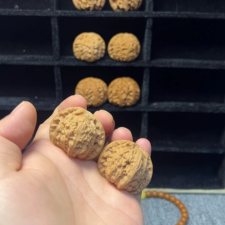 文玩核桃吊坠白狮子