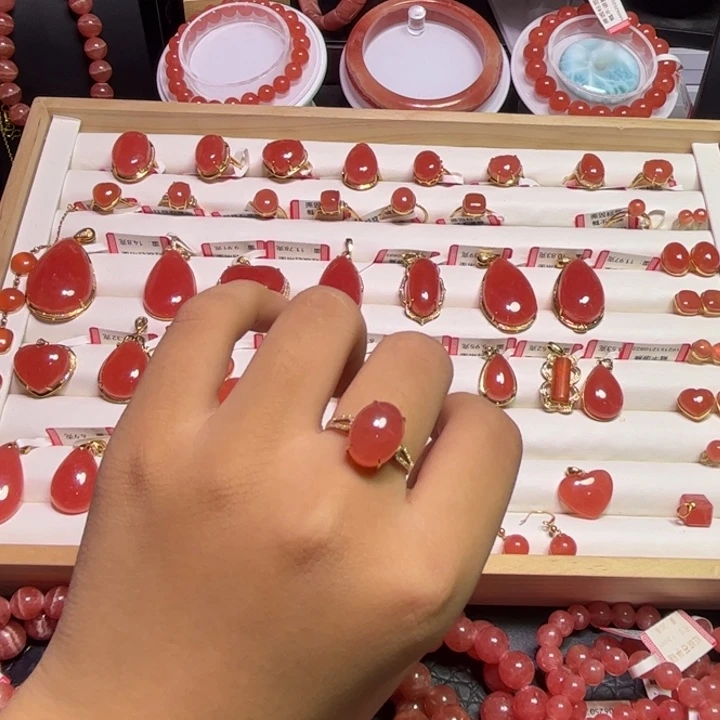 菱锰矿（红纹石）18K金镶嵌戒指都没戒指