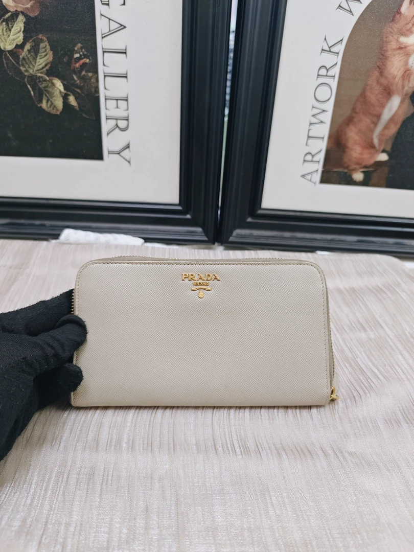 95新 Prada/普拉达 95新普拉达象牙白钱包
