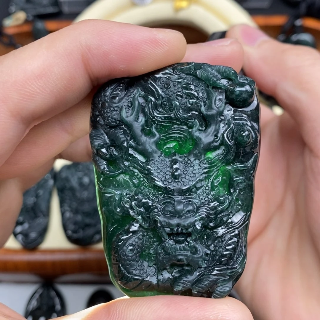 翡翠颈饰未镶嵌龙牌