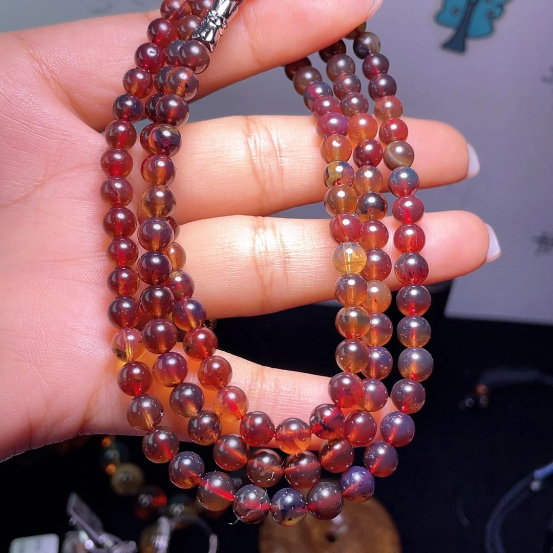 琥珀裸石未镶嵌。