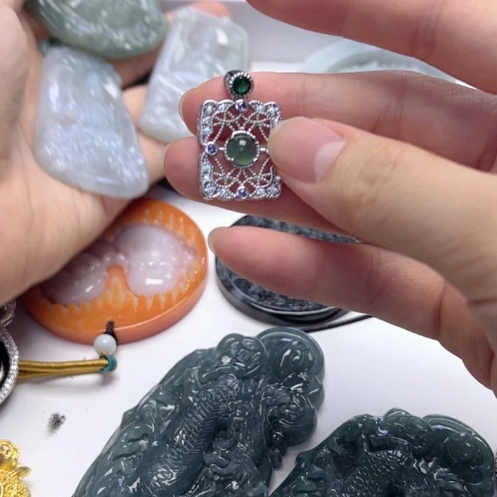 翡翠未镶嵌颈饰柏****