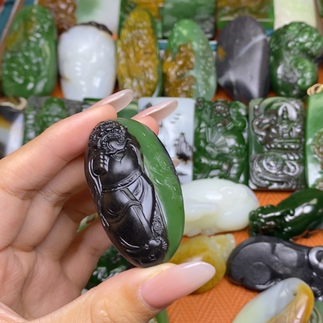 。***…和田玉未镶嵌颈饰