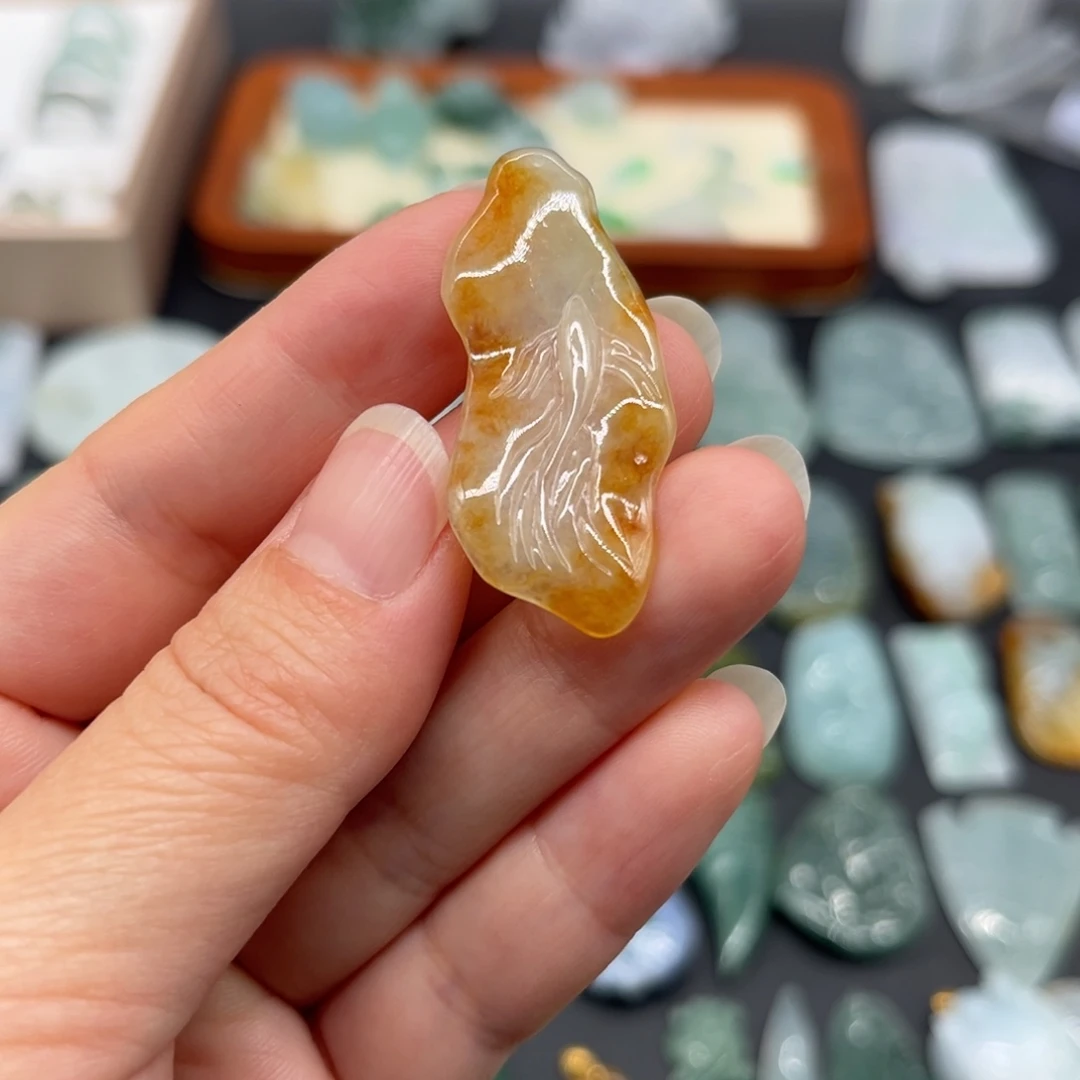 翡翠未镶嵌颈饰鱼