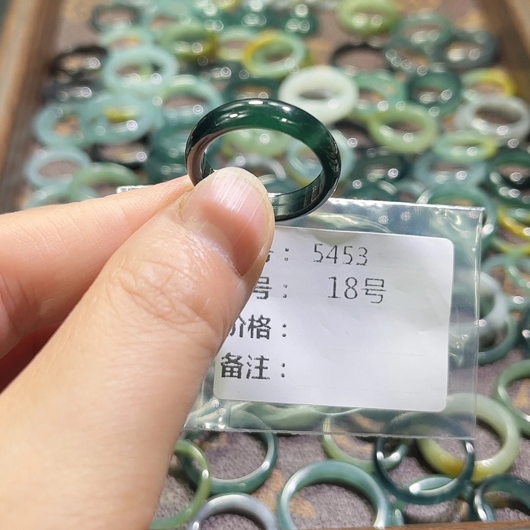 翡翠未镶嵌戒指5453。