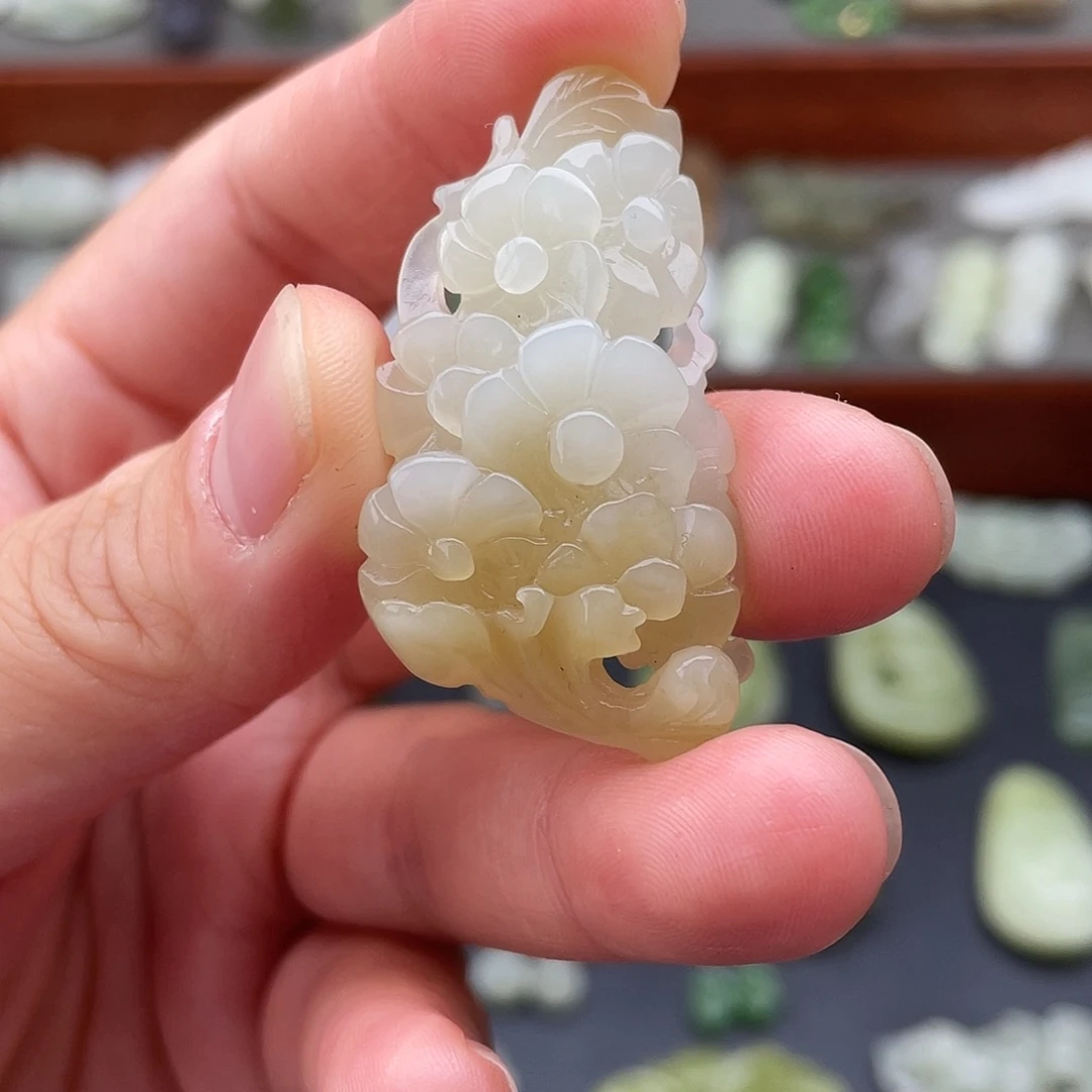 和田玉未镶嵌颈饰花花吊坠