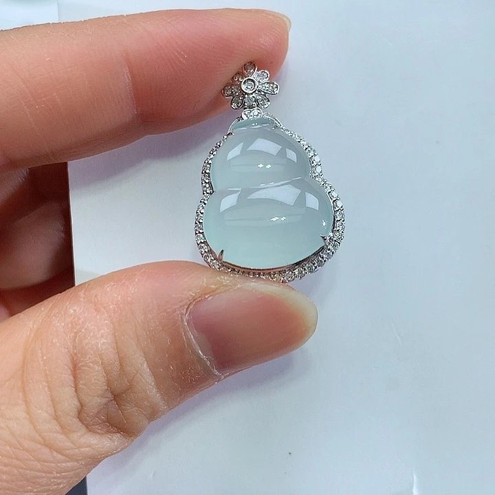 翡翠18K金镶嵌颈饰葫芦