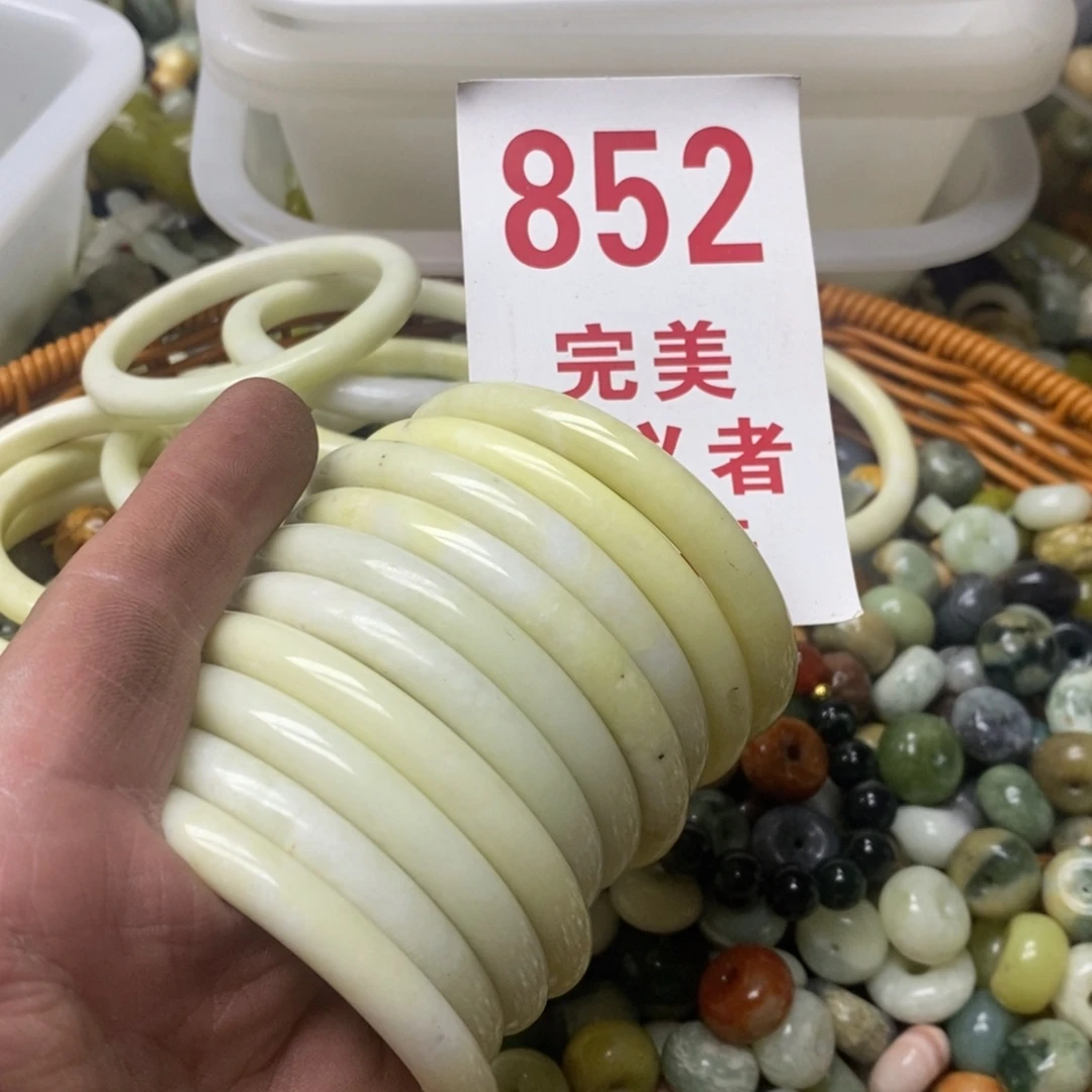 蛇纹石玉挂坠未镶嵌