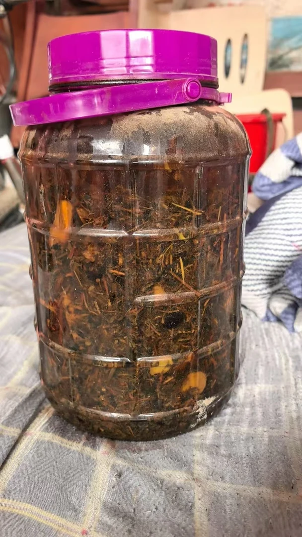 非金属，斗鸡药酒跌打损伤。消炎止痛。增加斗鸡的皮肤厚度。真材实料