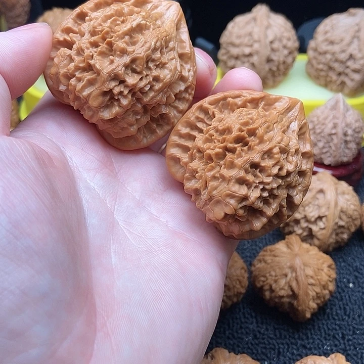 核桃文玩核桃把件麒麟纹官帽50