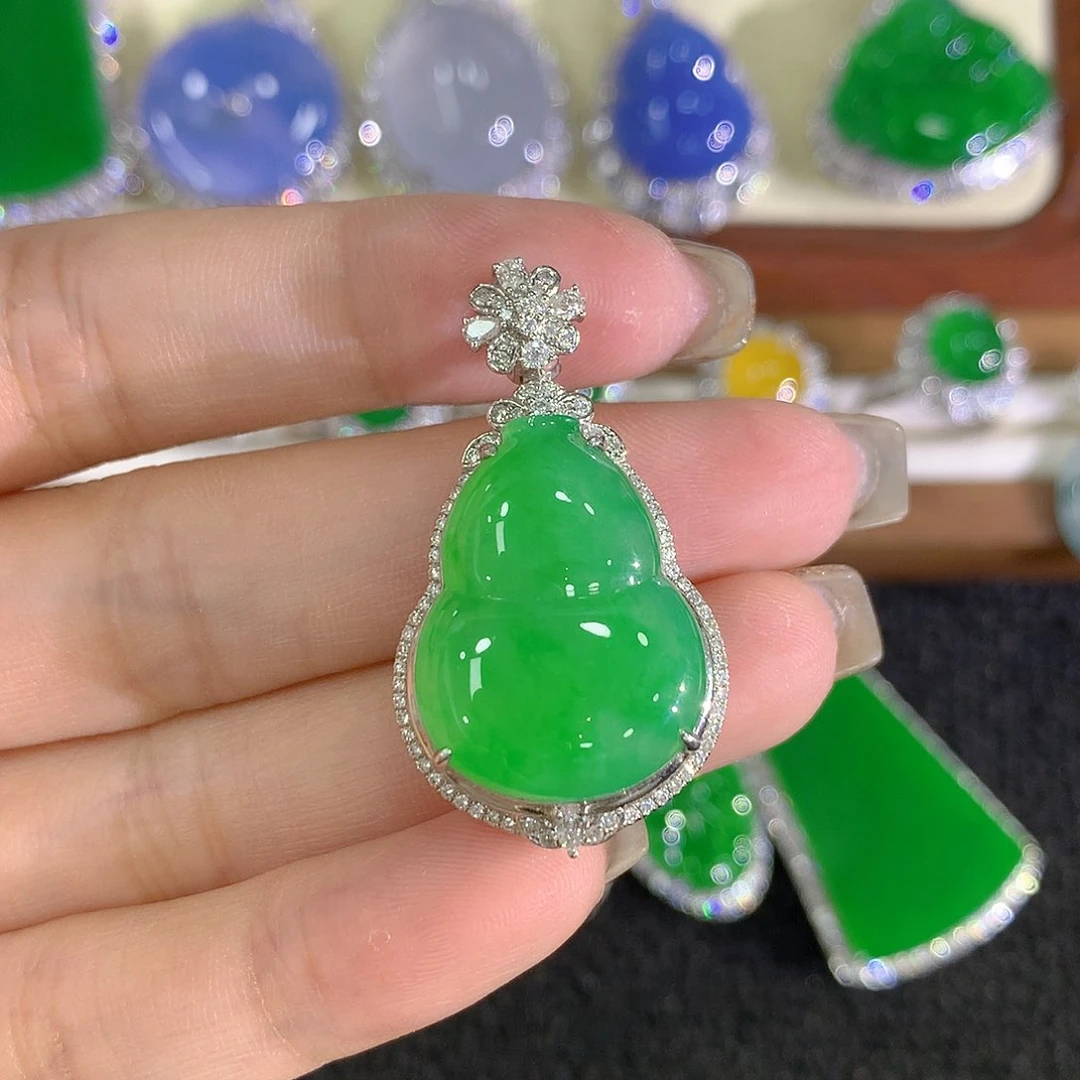 颈饰18K金镶嵌翡翠葫芦