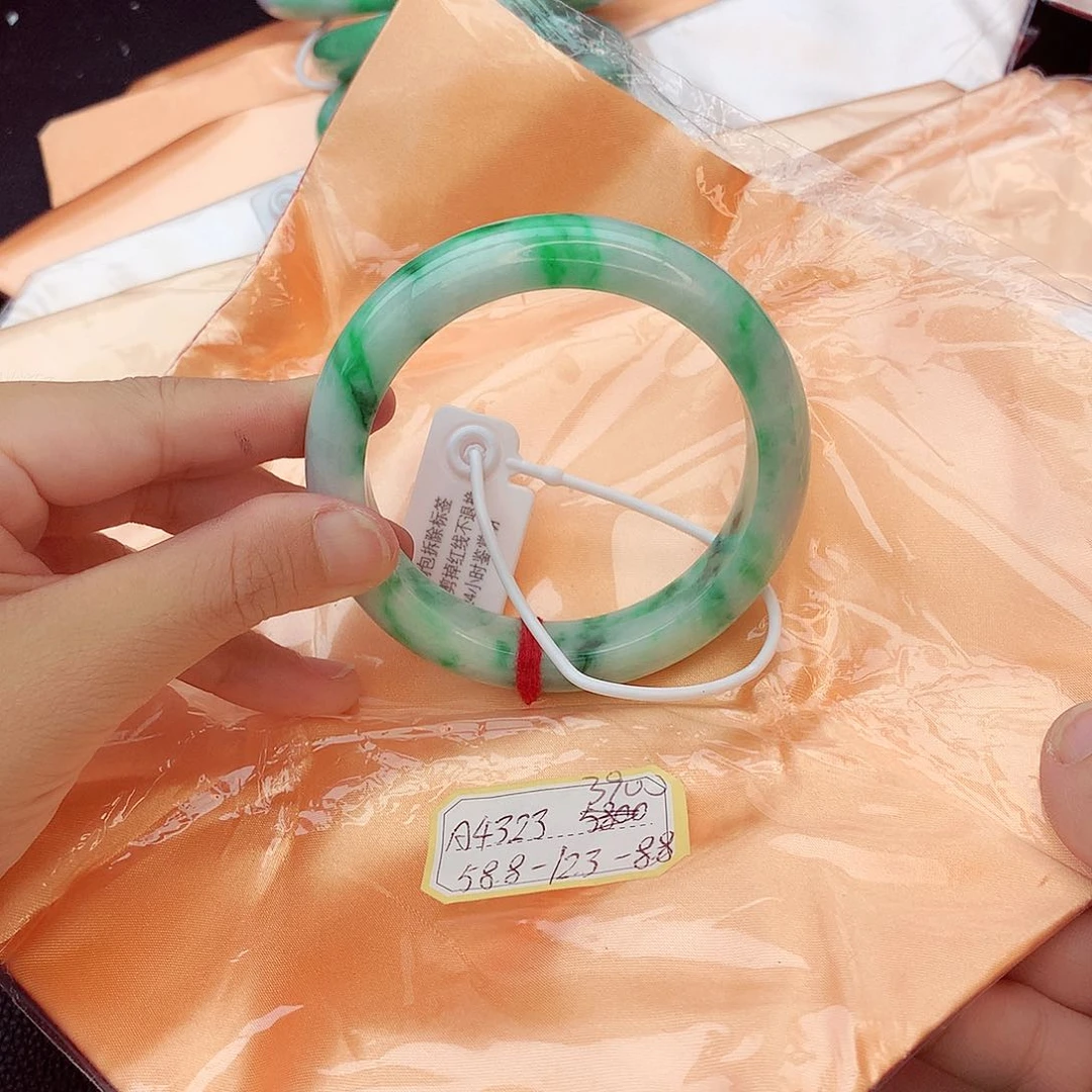 翡翠手镯未镶嵌翡翠