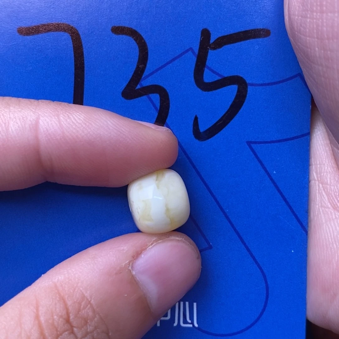 未镶嵌蜜蜡裸石人**途蜜蜡