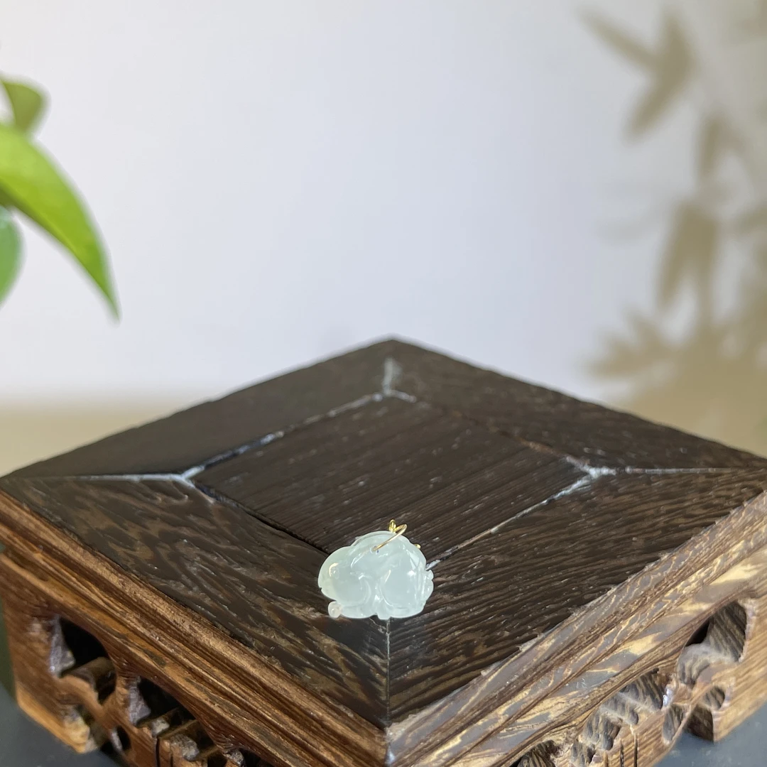 JXB06-014  天然缅甸A货翡翠  18K金扣玉兔