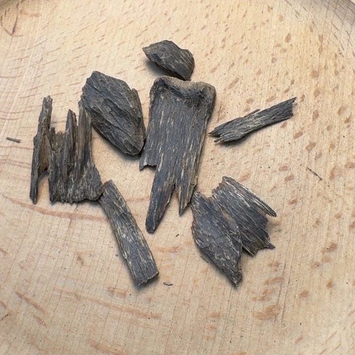 东马沉水小料2克。