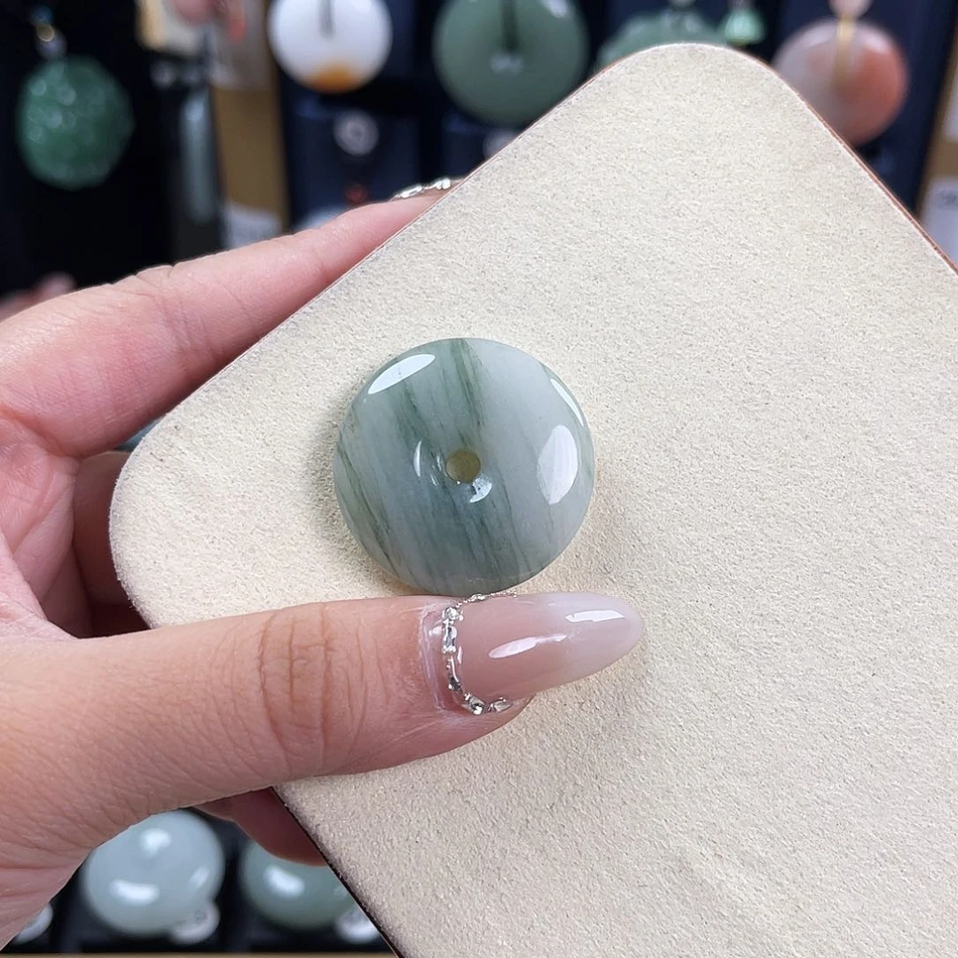 颈饰未镶嵌石英质玉只****。