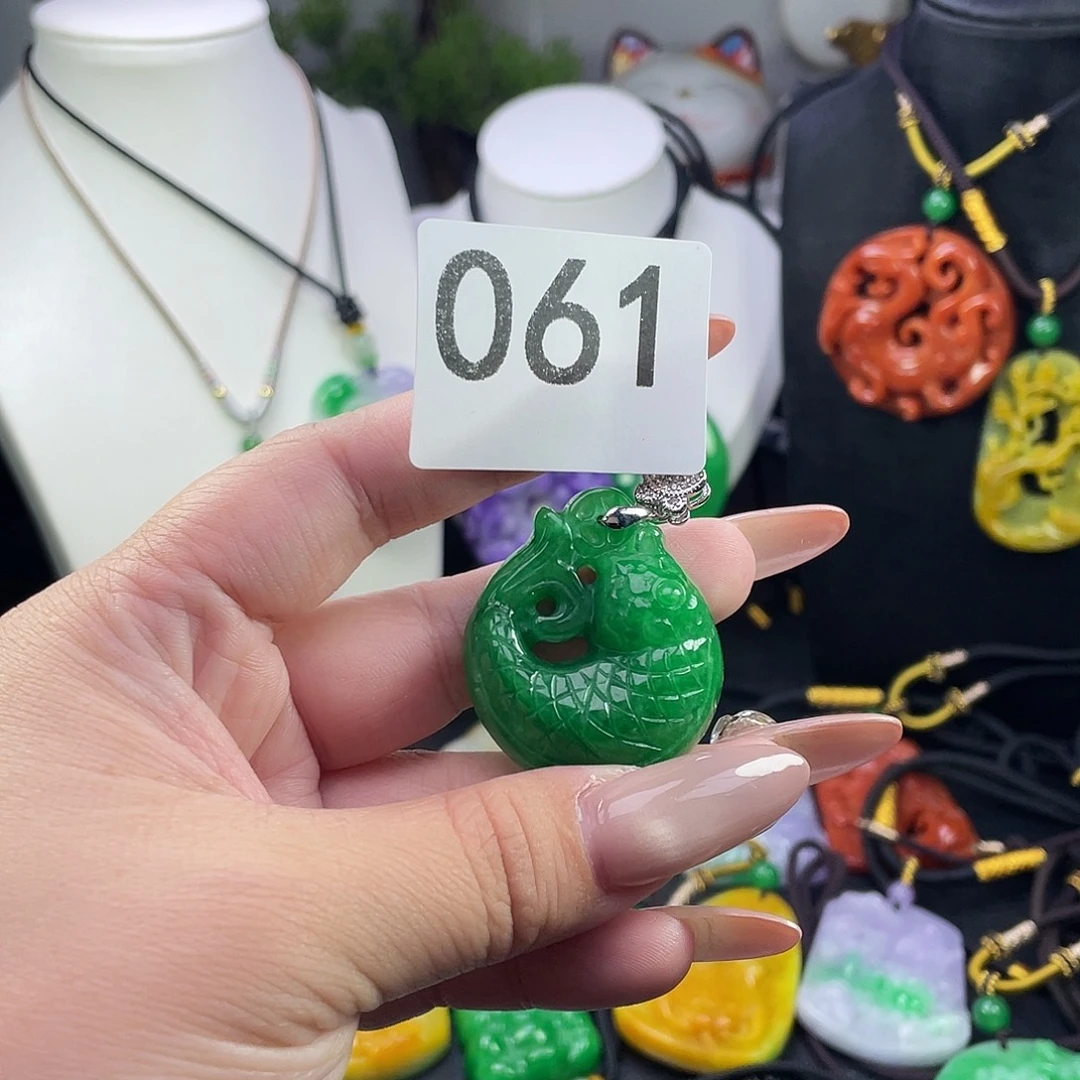 翡翠未镶嵌吊坠(赠链)