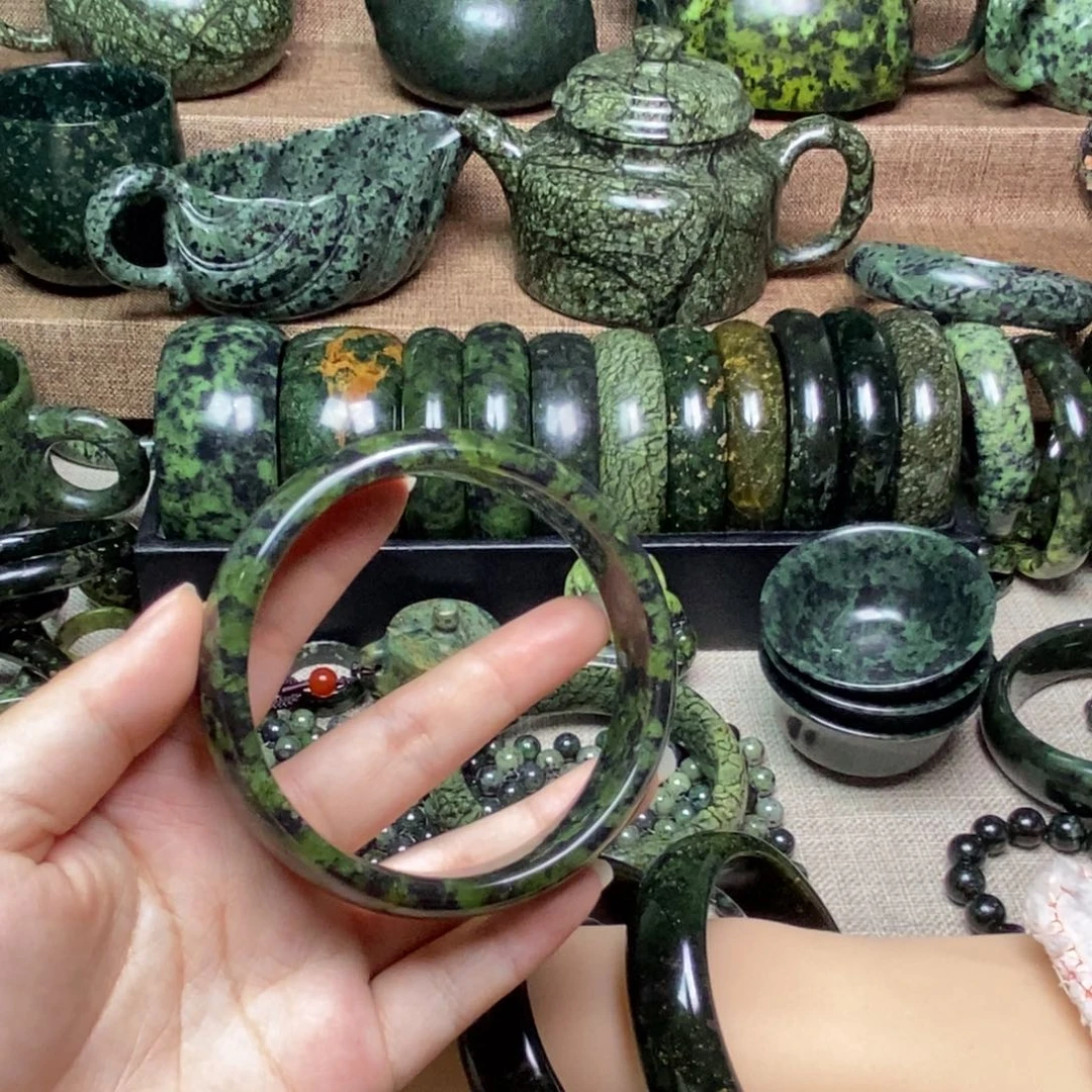 蛇纹石玉颈饰未镶嵌张***?