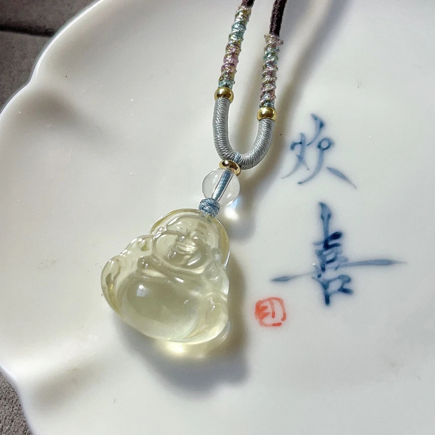 【笑口常开】天然冰净体竹叶青黄水晶大肚佛挂件