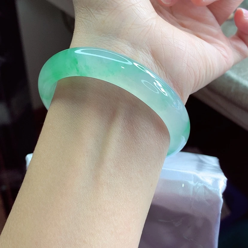 【闪购商品】翡翠手镯（贵妃镯）未镶嵌冰透起光飘绿毕业A