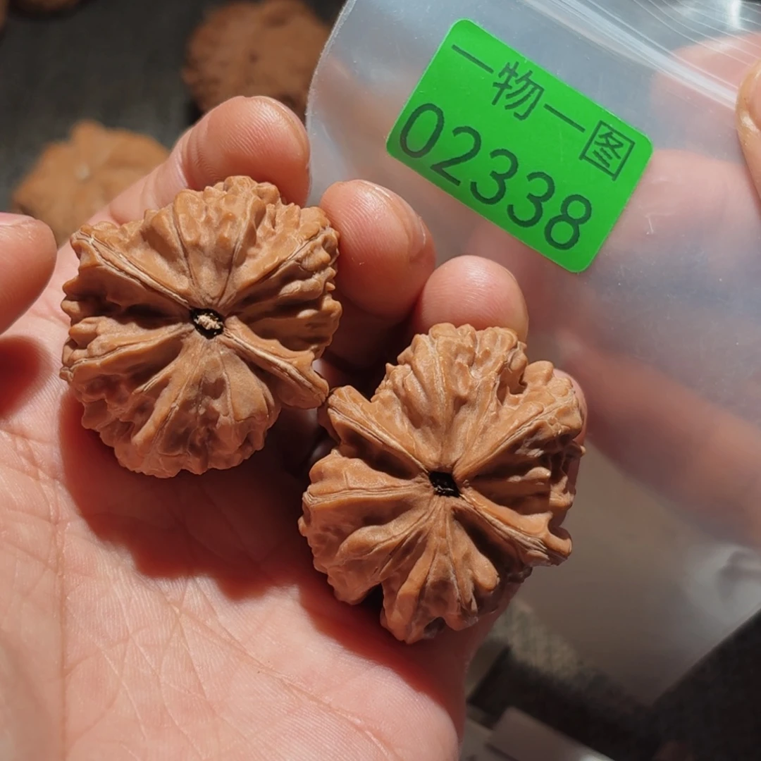 文玩核桃把件赤龙鸡心