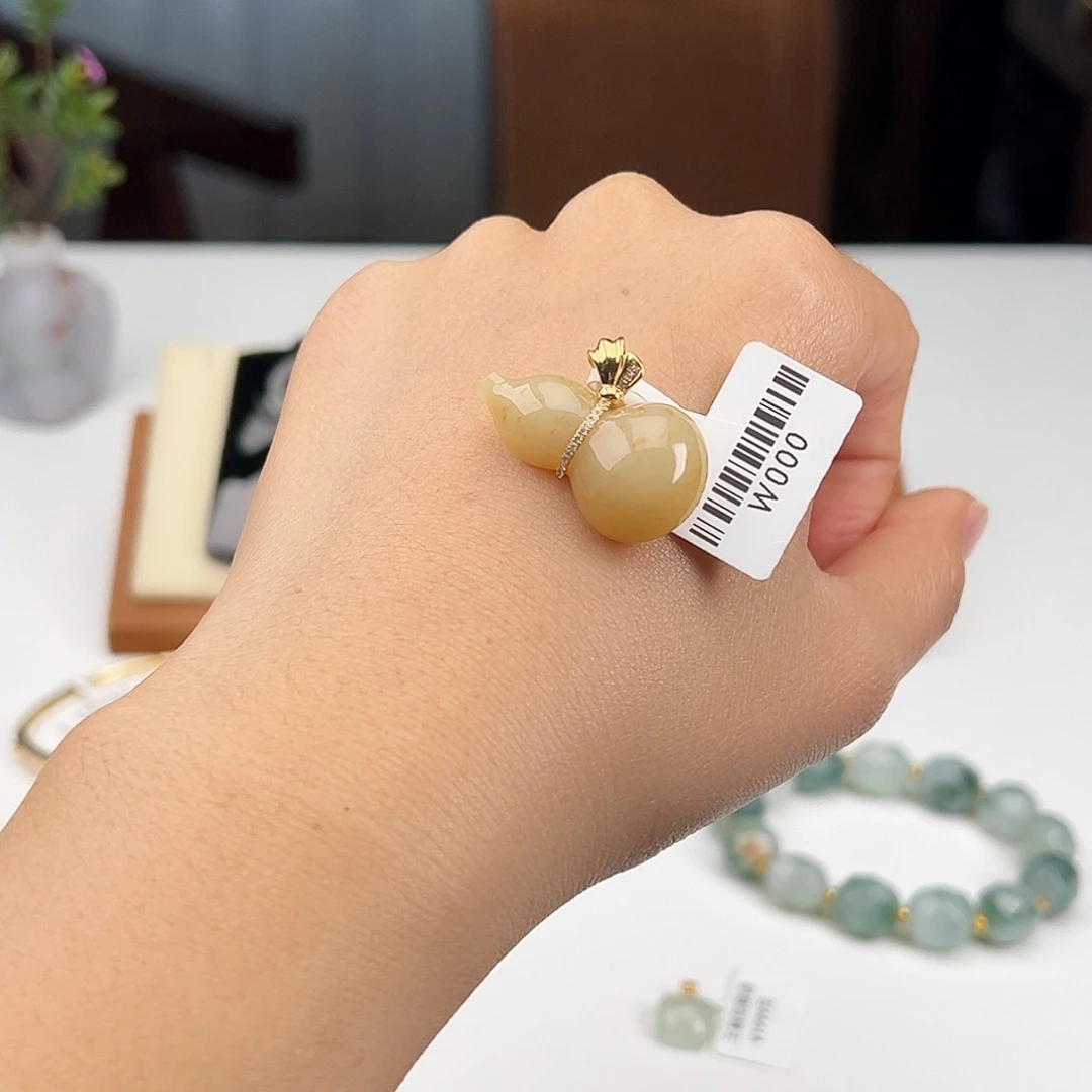 翡翠18K金镶嵌颈饰      葫芦