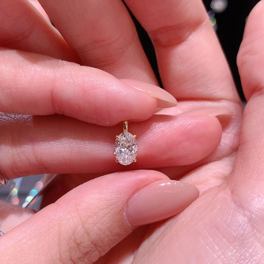 嘟***嘟合成钻石18K金镶嵌