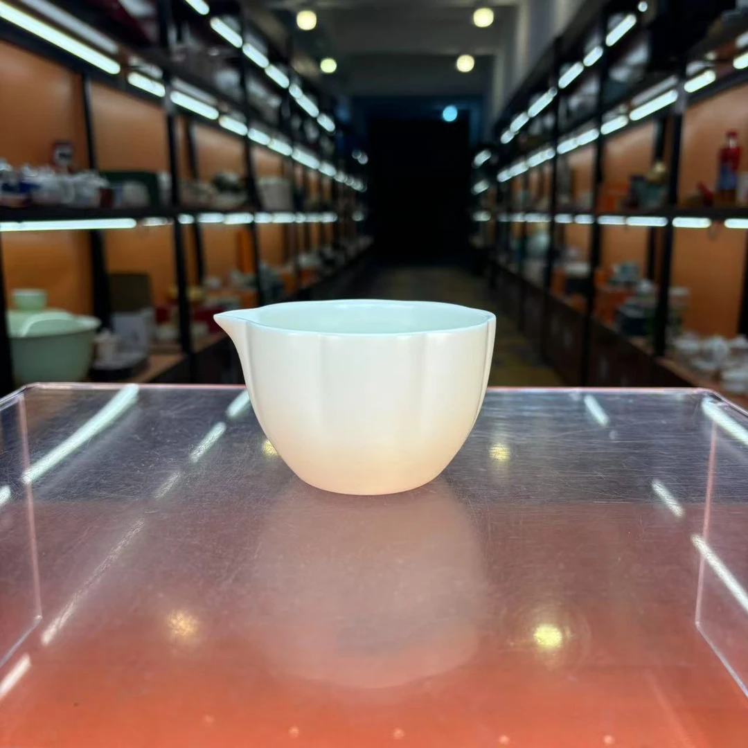 秋香茶具 米黄葵口公道杯-6380
