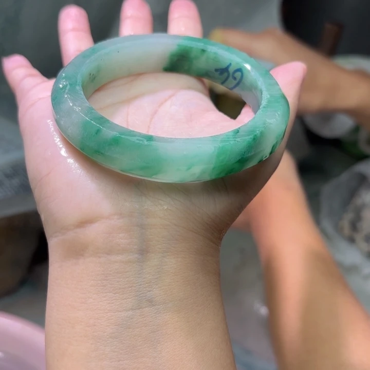 汉***子石英质玉（非洲翠）未镶嵌手镯定制