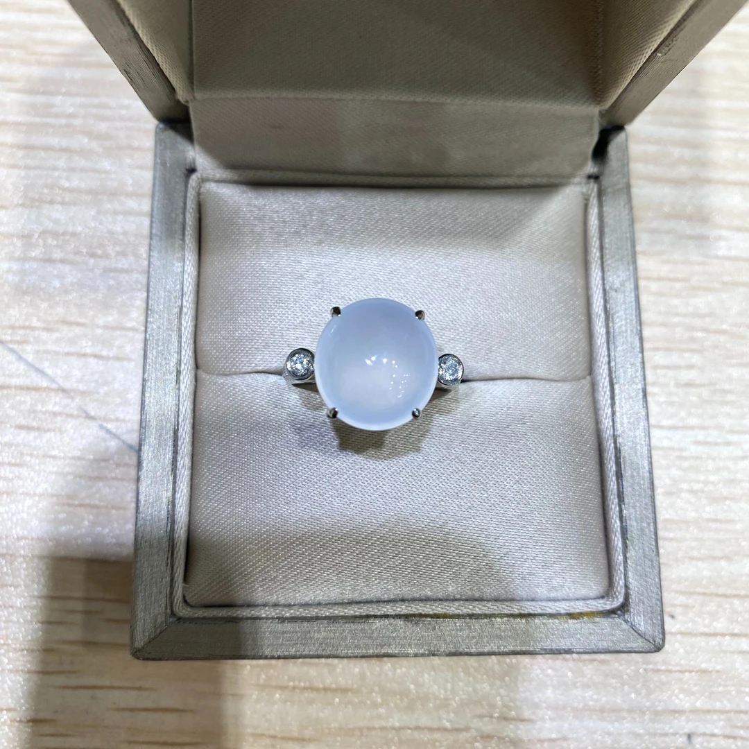 18K金镶钻翡翠白冰蛋面戒指