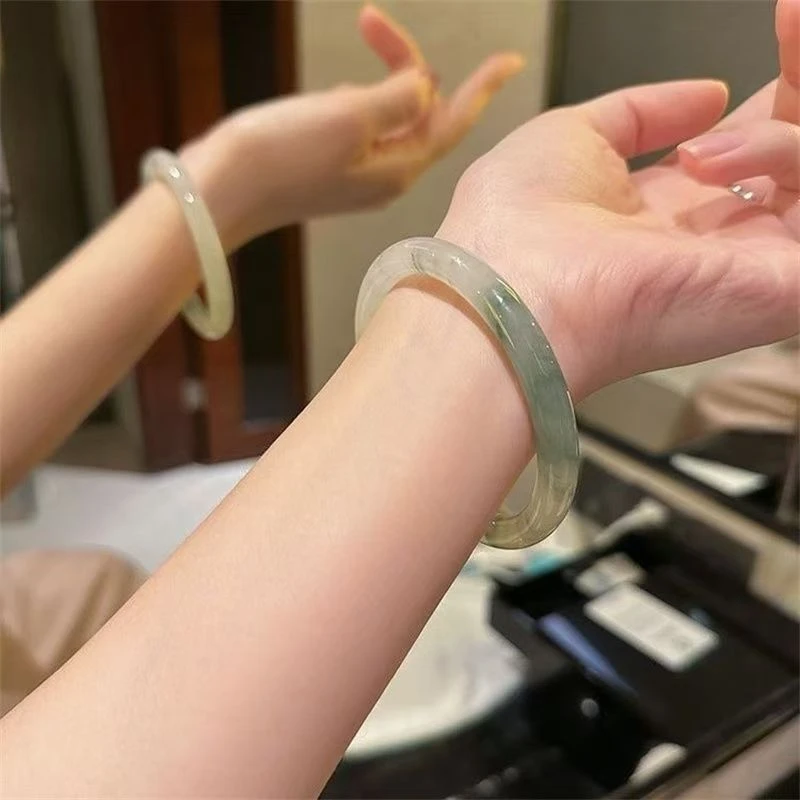 天然A级特级浅绿白色少绿天山翠气质翠玉镯（多样性发货，拍一发一）