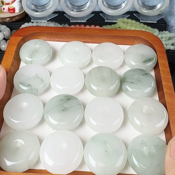 石英质玉未镶嵌颈饰平安扣