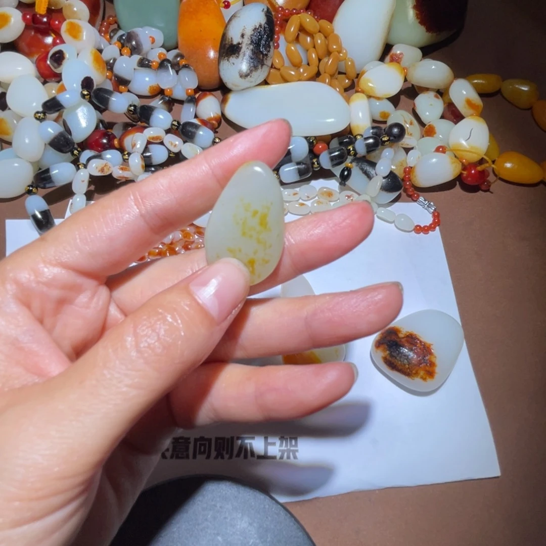 和田玉（糖玉）未镶嵌珠宝奇石汇**毯