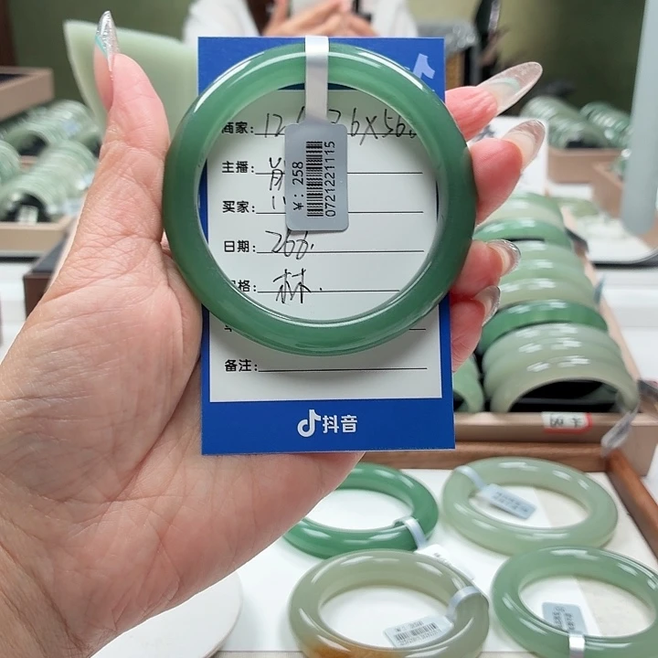 熊****未镶嵌手镯石英岩玉