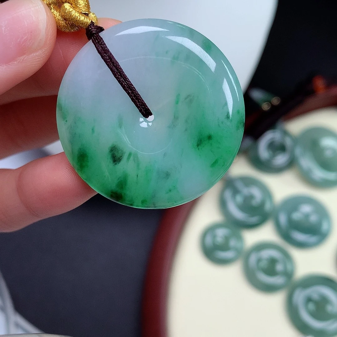 翡翠颈饰未镶嵌平安扣