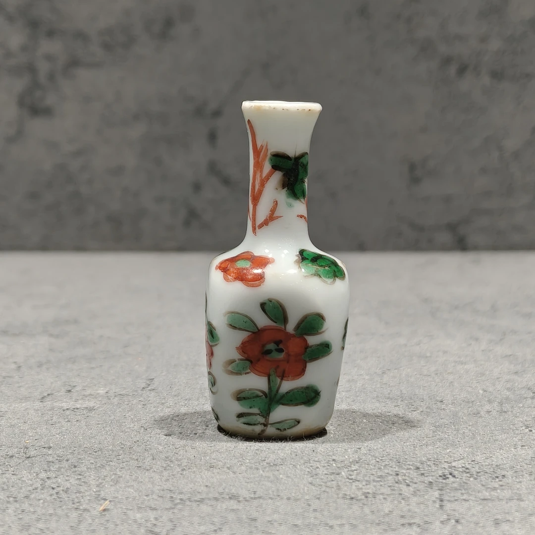 红绿彩花卉小药瓶