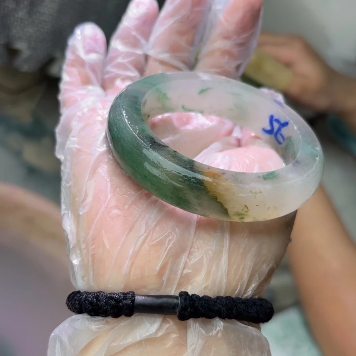逯***石英质玉（非洲翠）手镯未镶嵌定制