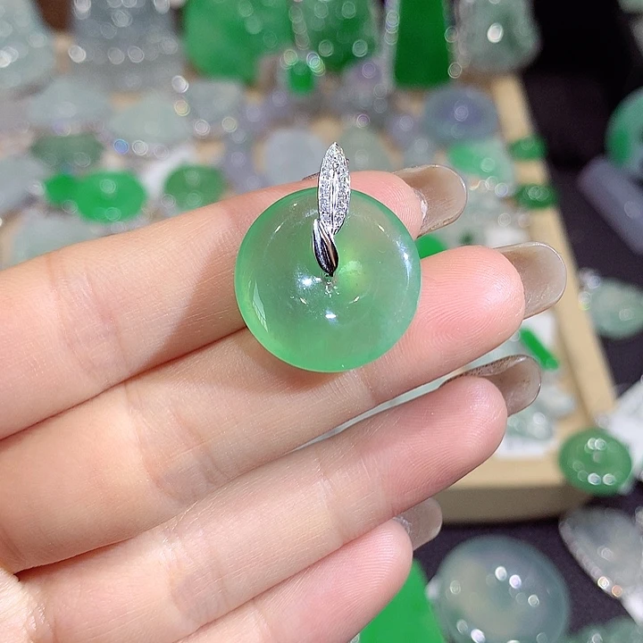 翡翠18K金镶嵌颈饰扣