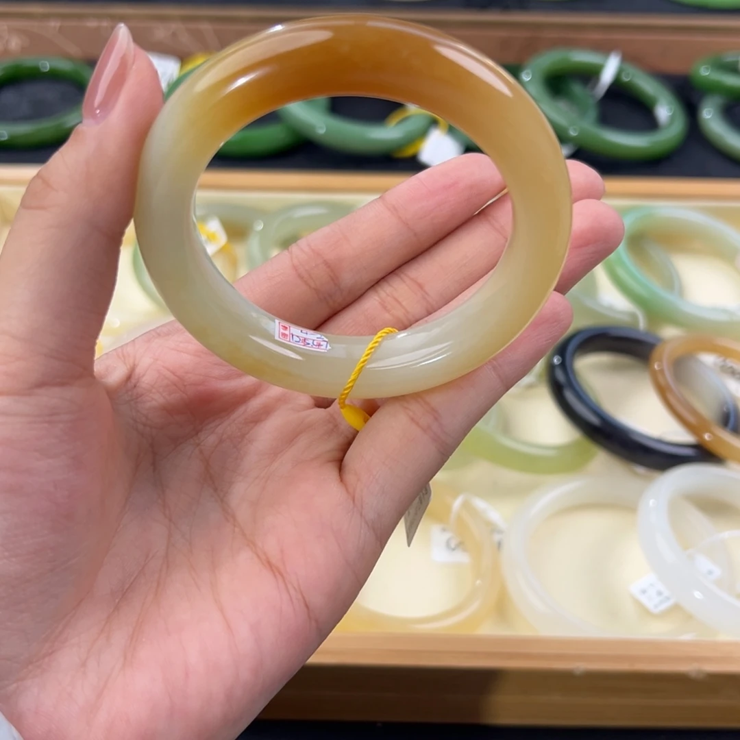 和田玉未镶嵌手镯有微瑕