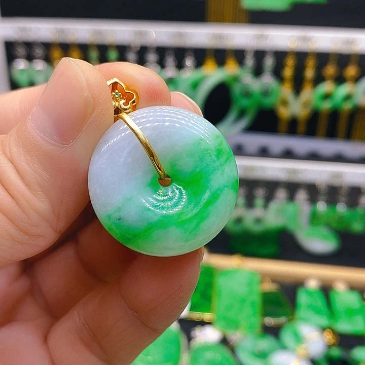 翡翠吊坠(赠链)18K金镶嵌吊坠