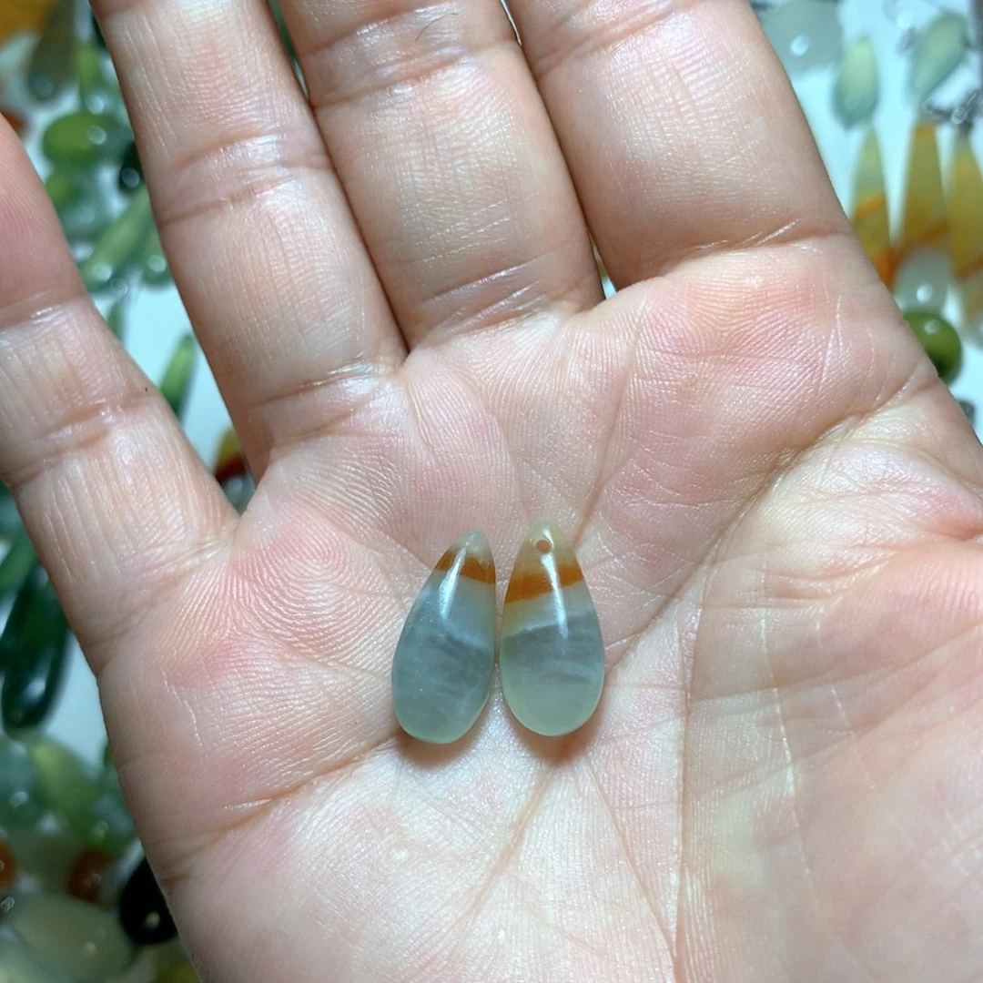 A***奶蛇纹石玉未镶嵌耳环