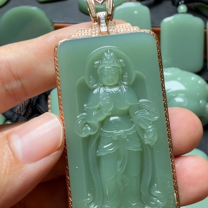 箫***郎颈饰18K金镶嵌和田玉