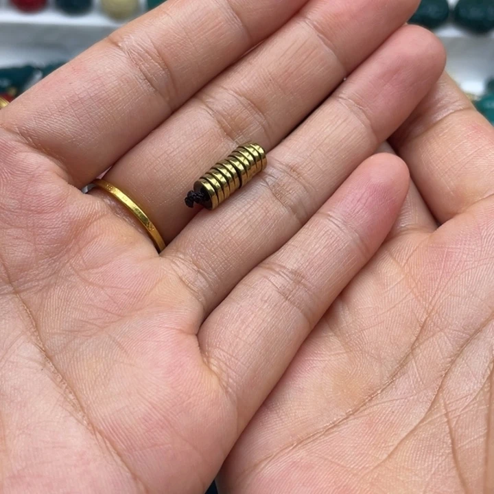 琉璃颈饰雪巴琉璃